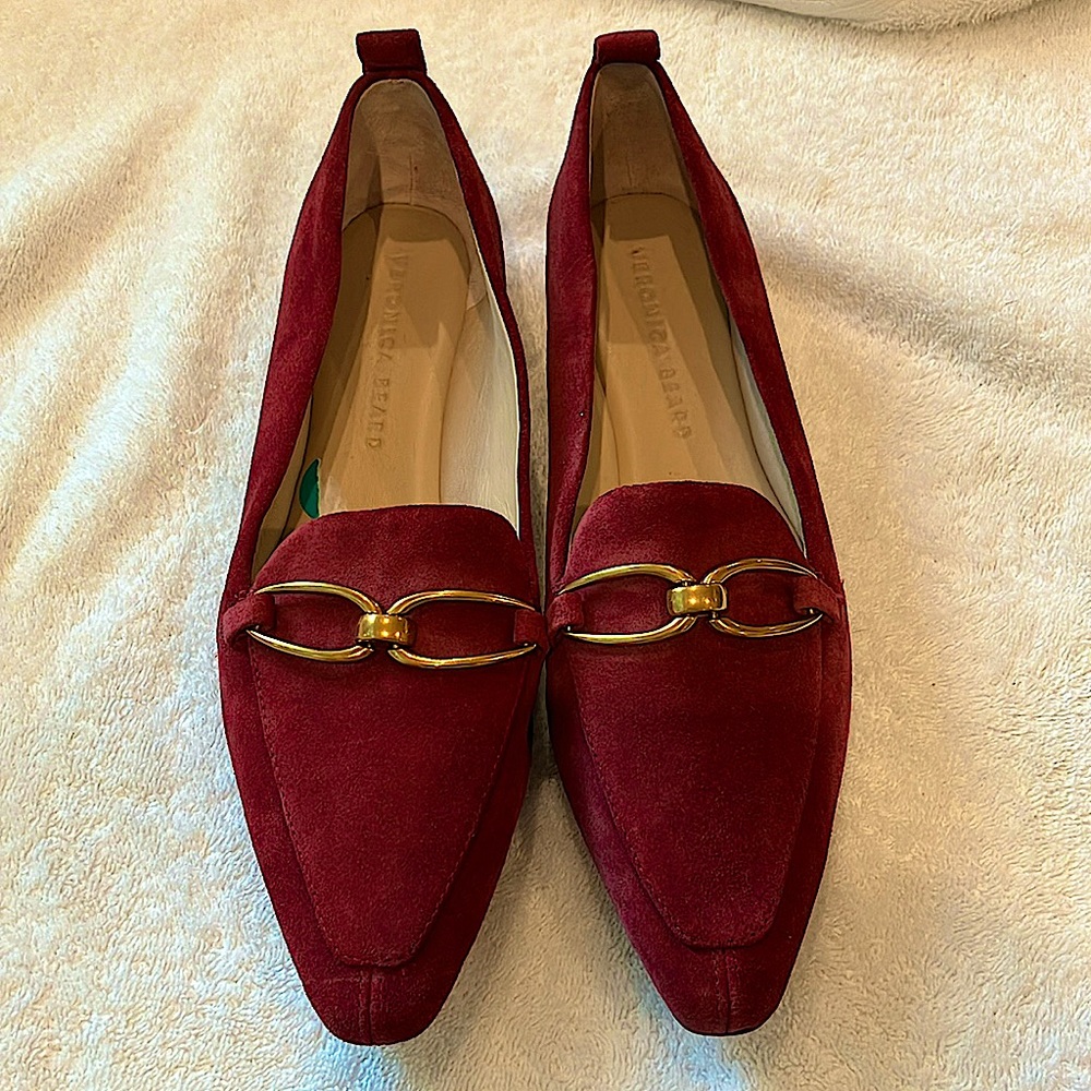 I am selling Veronica beard, the color is Merlot, the material is suede